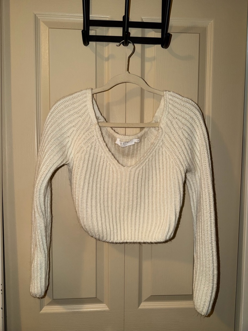 Astr Cream Ribbed Cropped V-Neck Sweater - Picture 2 of 4